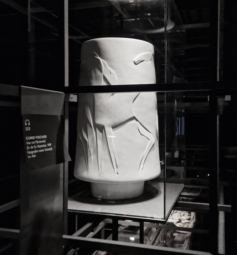Cuno Fischer, Vase mit Pferderelief für die Fa. Rosenthal, 1969