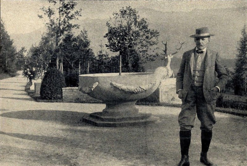 Papagei aus Emanuel von Seidls Gemüse- und Blumengarten, um 1900, und die bronzenen Hirschgeweihe der Steinhirsche aus dem Seidl-Park, um 1905