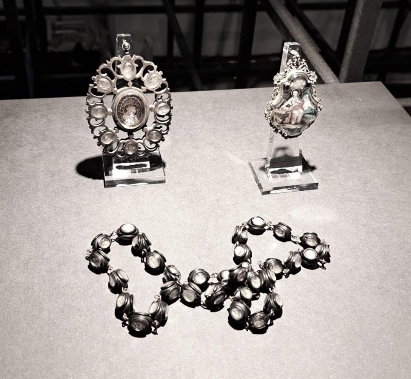 Rosenkranz, Hinterglasminiatur in Gold und Steinbockhorn-Reliquiar